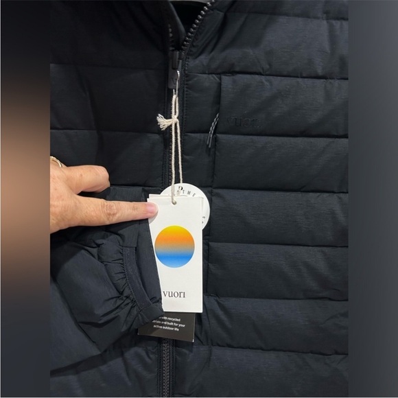 Vuori Men's Medium Steadfast Full Zip Hooded Jacket Insulated Black NWT Down - Picture 4 of 4